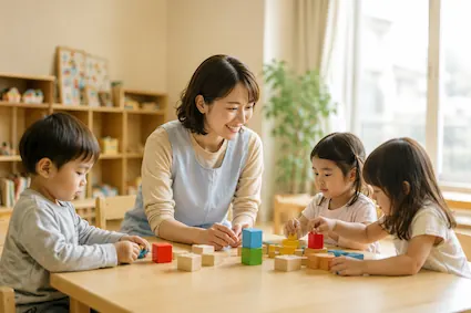 保育園で子どもと関わる保育士の写真